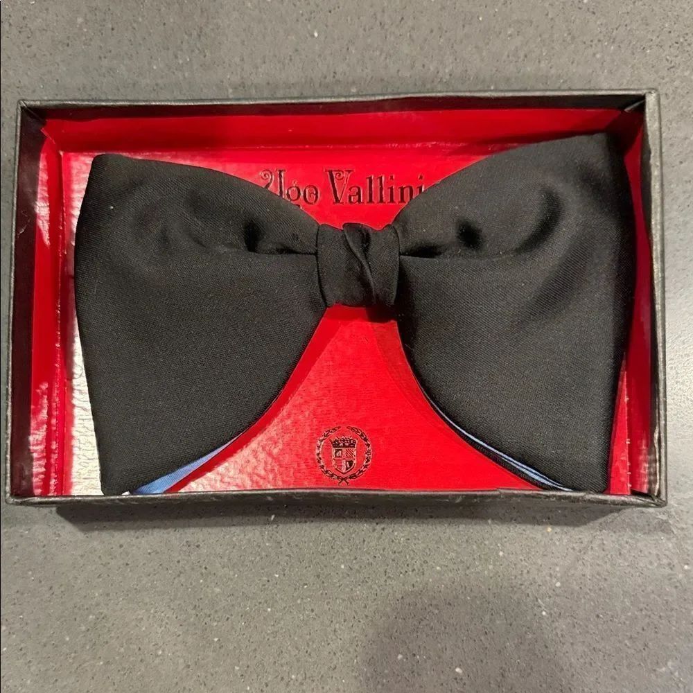 Classic Black/blue Bow Tie NWOT